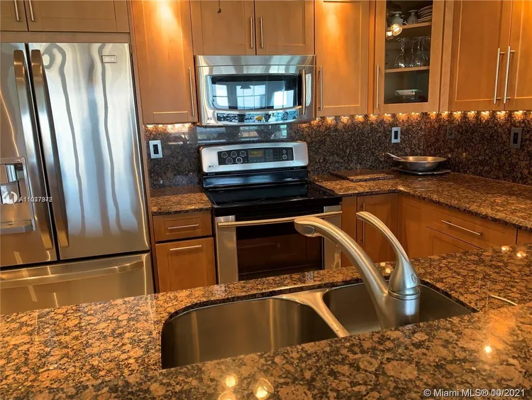 Hollywood Towers #1005 image #6