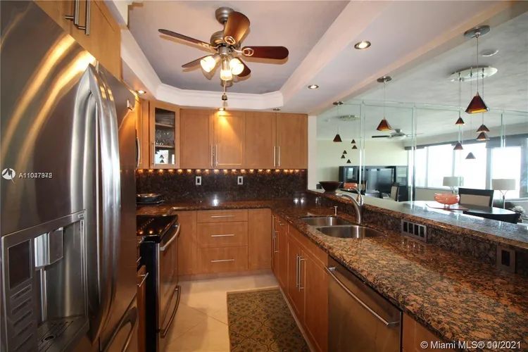 Hollywood Towers #1005 image #7