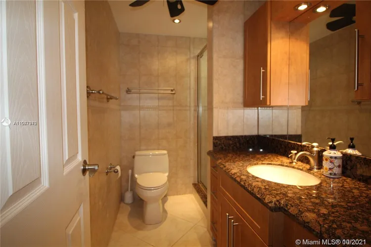 Hollywood Towers #1005 image #9