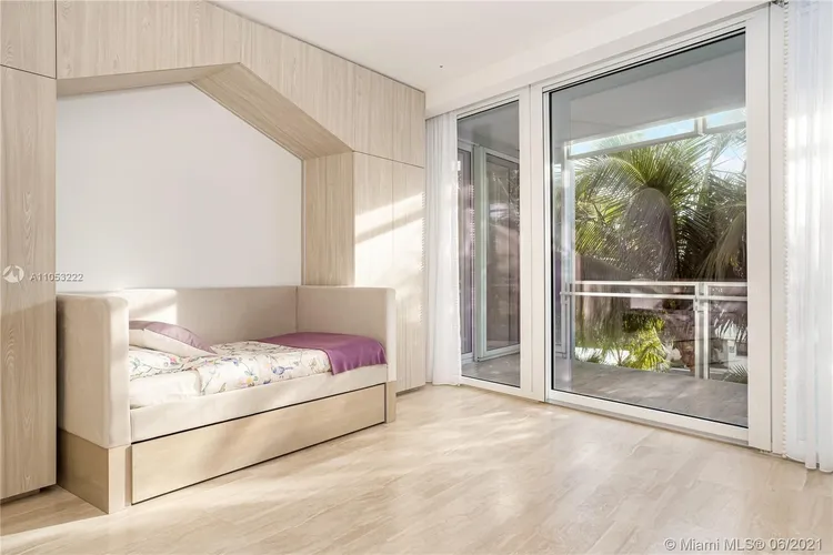 The Surf Club Four Seasons Hotel And Residences #S-309 image #32