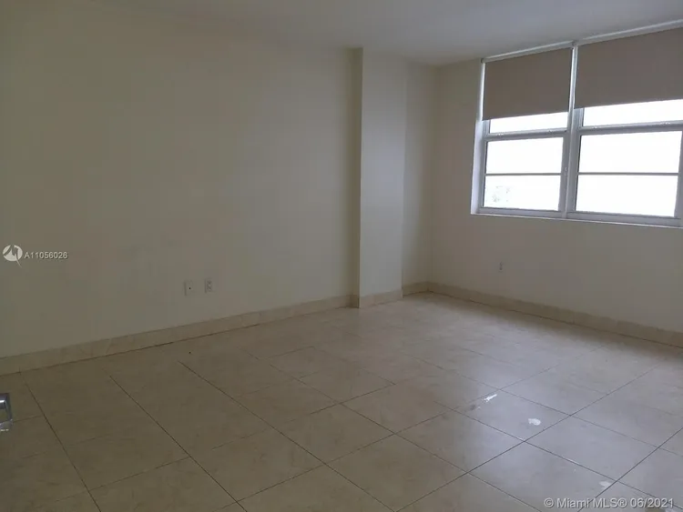 The Collins #712 image #12