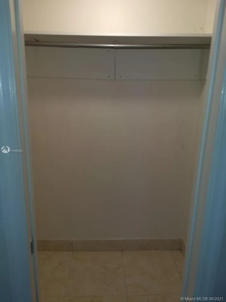 The Collins #712 image #15