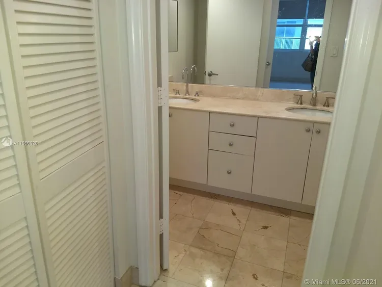 The Collins #712 image #16