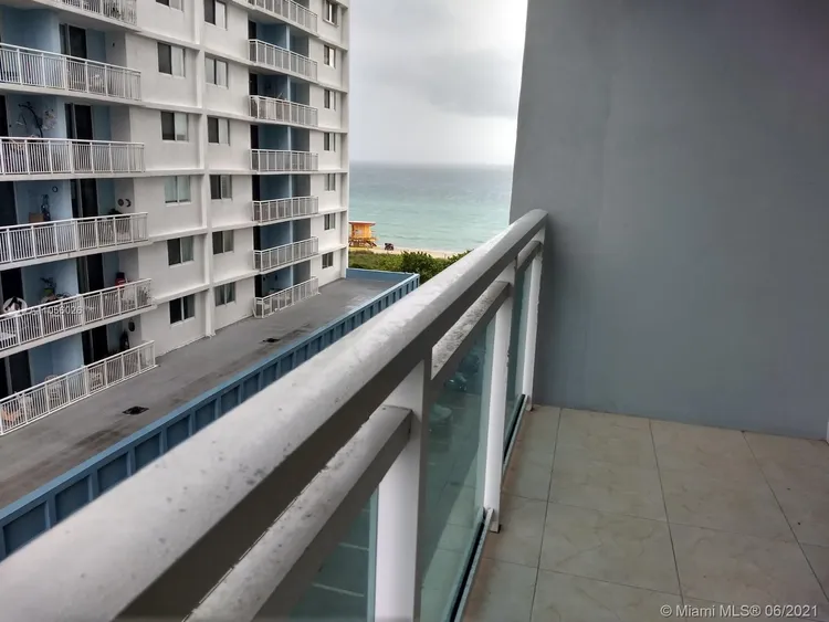 The Collins #712 image #17