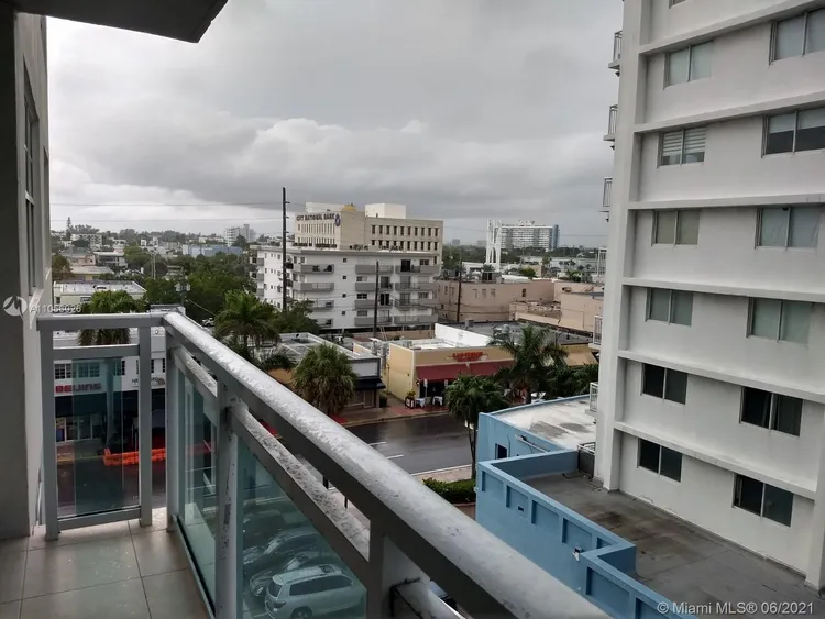 The Collins #712 image #18