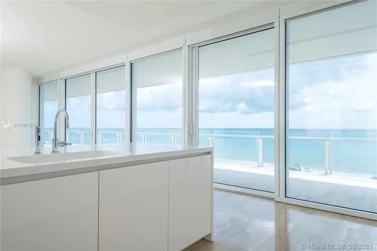 The Surf Club Four Seasons Hotel And Residences #N-521 image #11