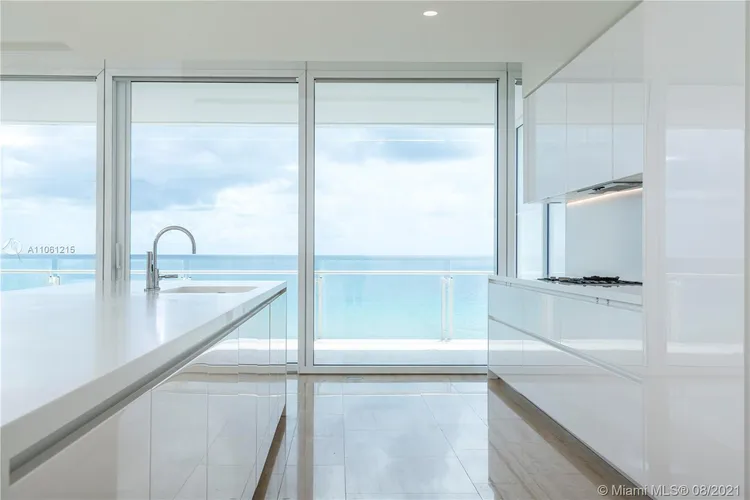 The Surf Club Four Seasons Hotel And Residences #N-521 image #9