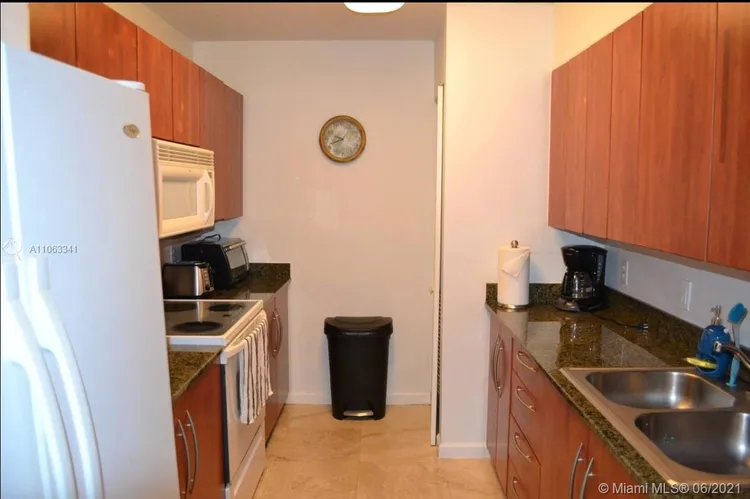 The Club at Brickell #1609 image #9