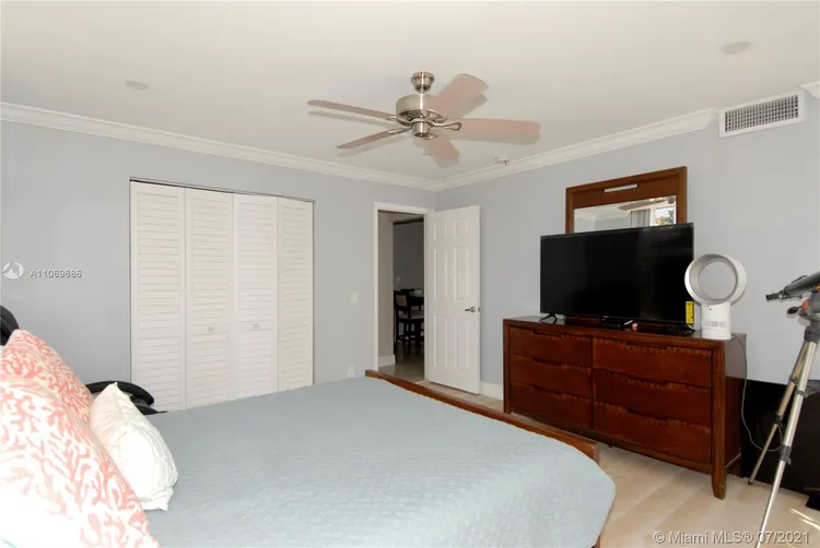 Embassy Towers #4A image #23