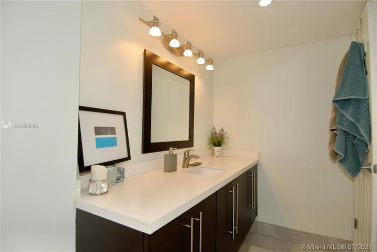 Embassy Towers #4A image #26