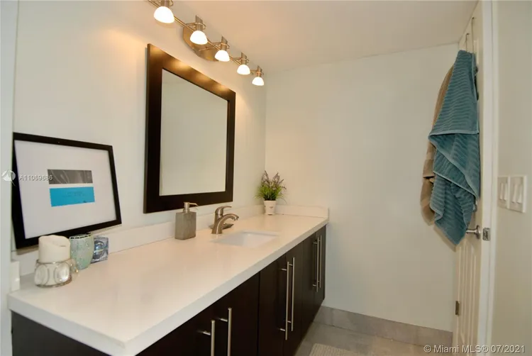 Embassy Towers #4A image #28