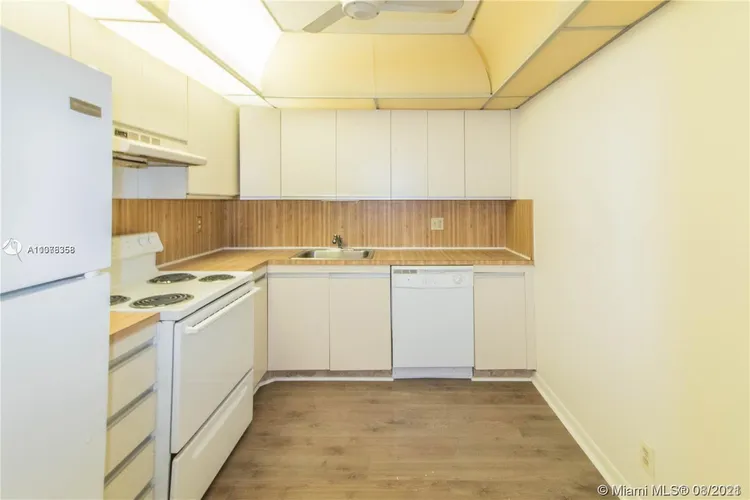 Olympus Towers and Marina #910 image #6