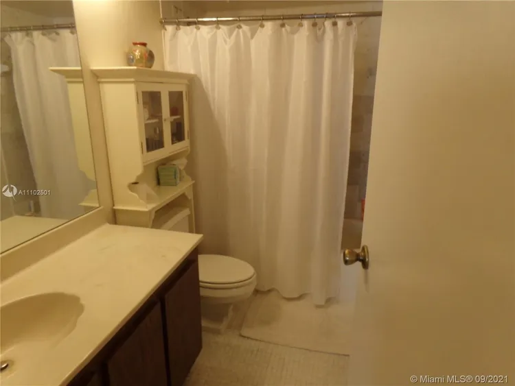 The Venetia #15G image #11