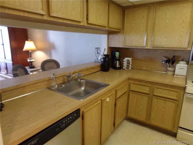 The Venetia #15G image #7