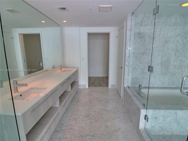 One Paraiso #2201 image #7