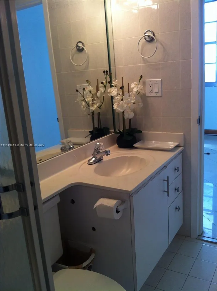 Four Ambassadors #904 image #10