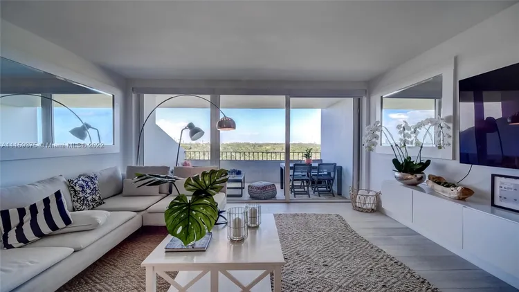 Commodore Club East #812 image #10