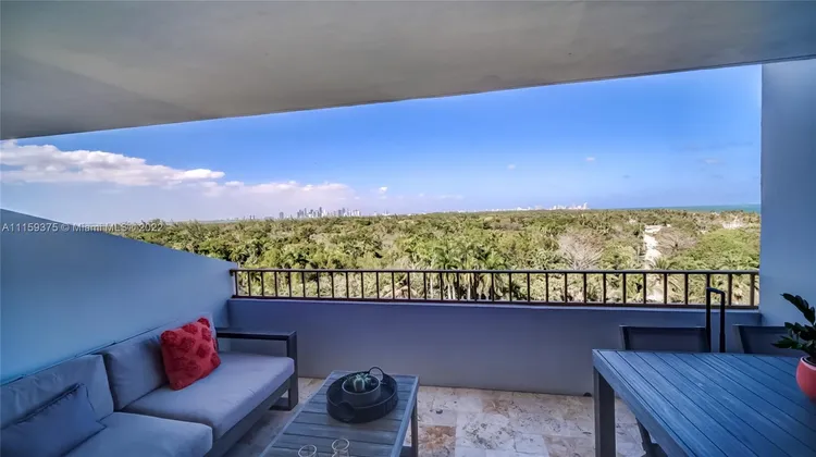 Commodore Club East #812 image #12