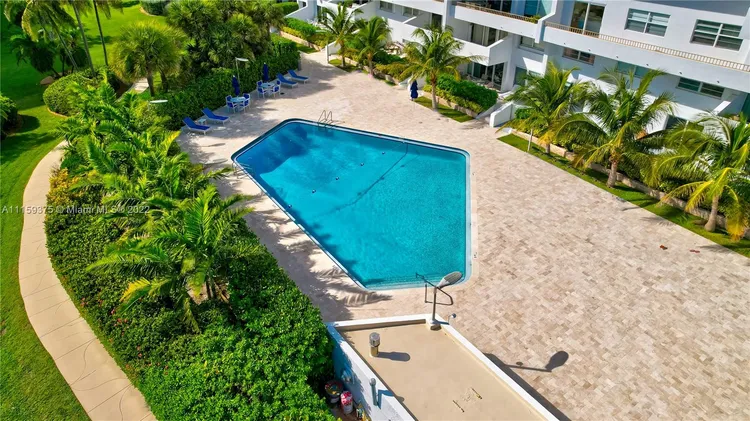 Commodore Club East #812 image #19