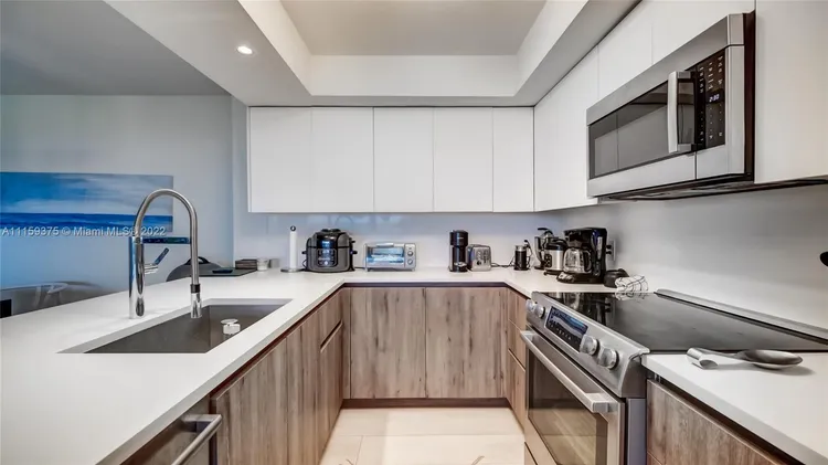 Commodore Club East #812 image #8