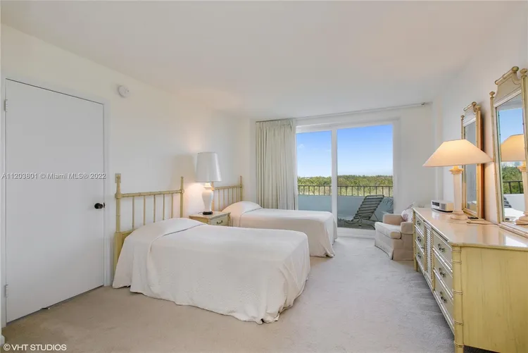 Commodore Club East #702 image #8