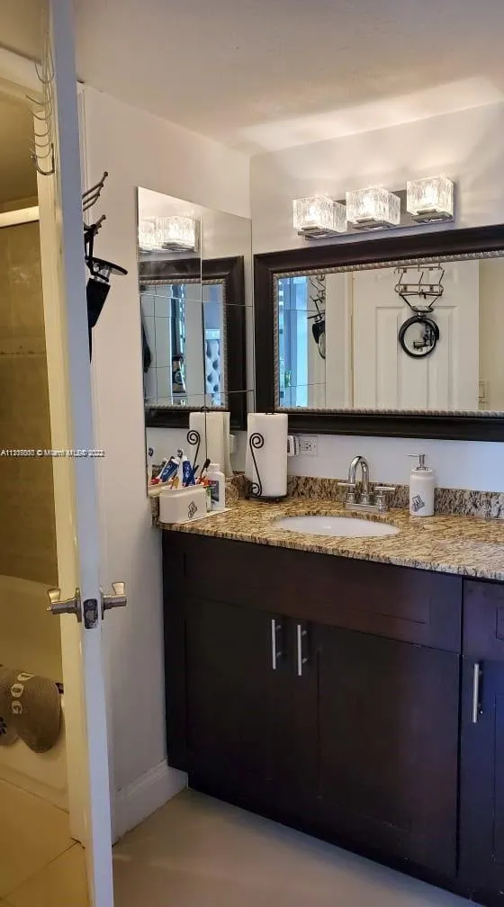 Plaza of the Americas #304 image #15