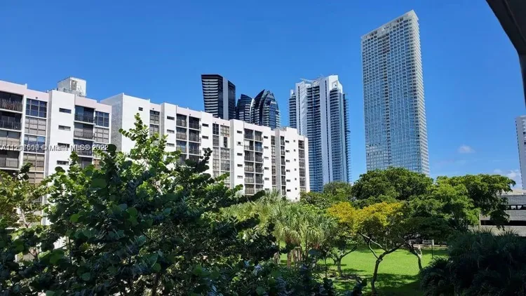 Plaza of the Americas #304 image #18