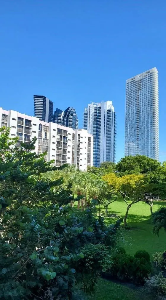 Plaza of the Americas #304 image #20