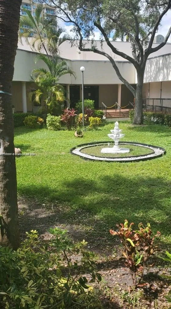 Plaza of the Americas #304 image #32