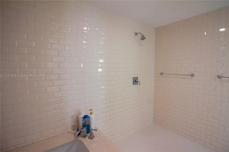 Carlyle Condo Hotel #2N image #32