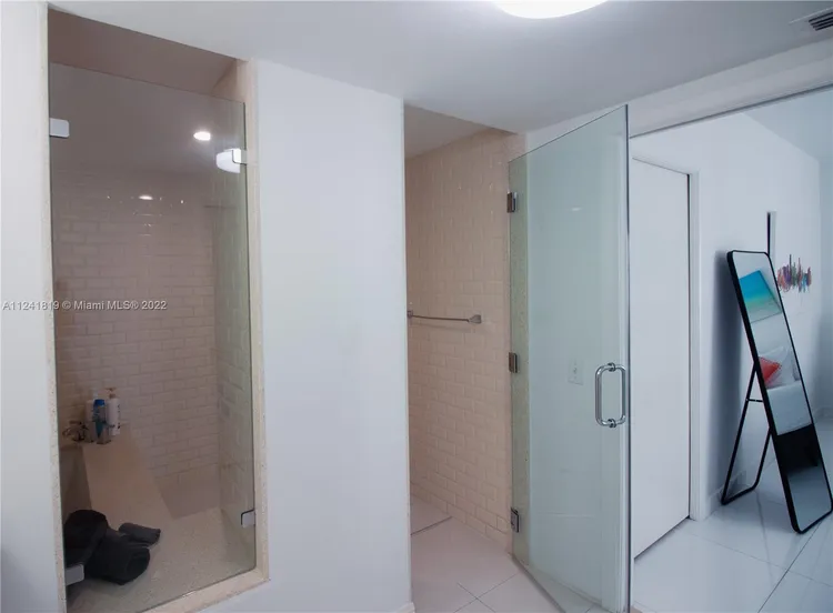 Carlyle Condo Hotel #2N image #34