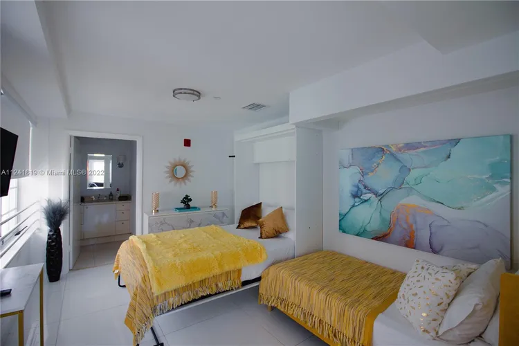 Carlyle Condo Hotel #2N image #8