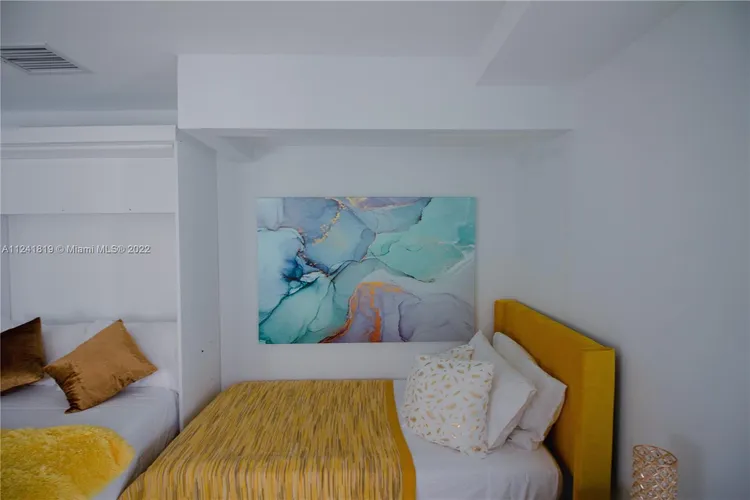 Carlyle Condo Hotel #2N image #9