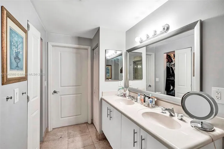 360 Condo #1112 image #31