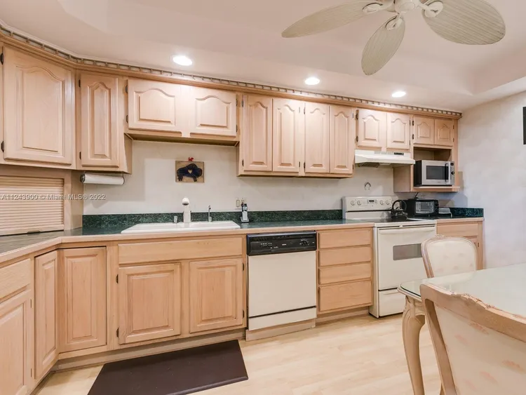 Olympus Towers and Marina #418 image #12