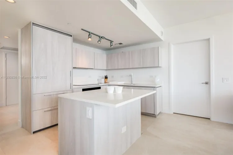 One Paraiso #401 image #6