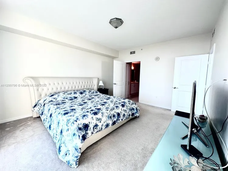 360 Condo #1125 image #32
