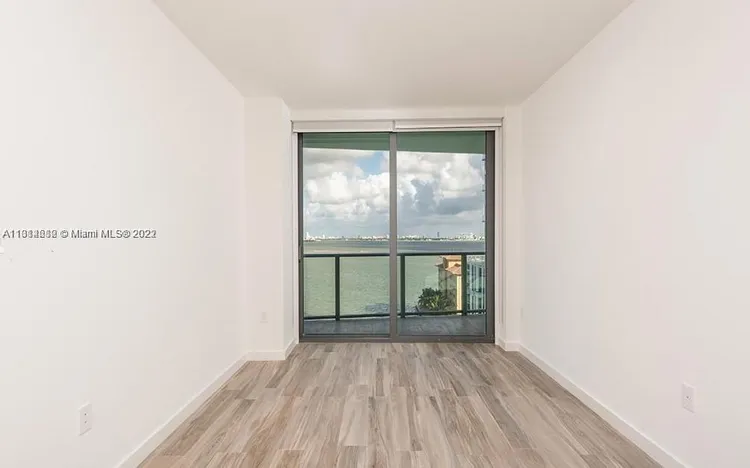 Icon Bay #908 image #15