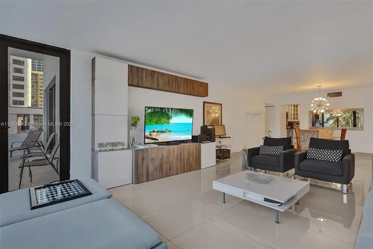 Valencia at Quadomain #301 image #9