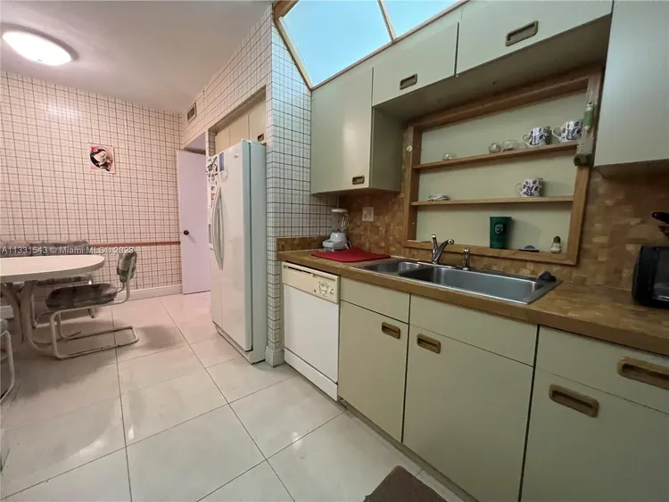 Key Colony IV Botanica #371 image #19