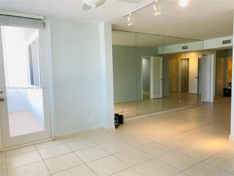 Carriage Club North #220 image #9