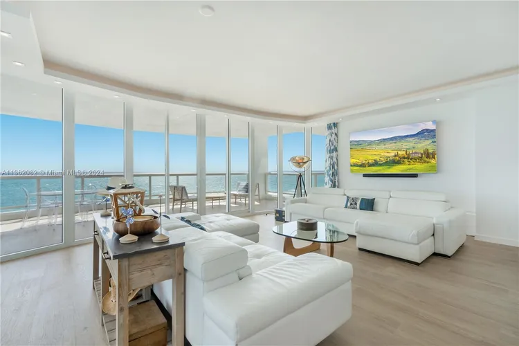 La Tour #803 image #17