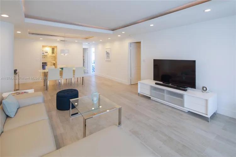 Carriage Club North #610 image #7