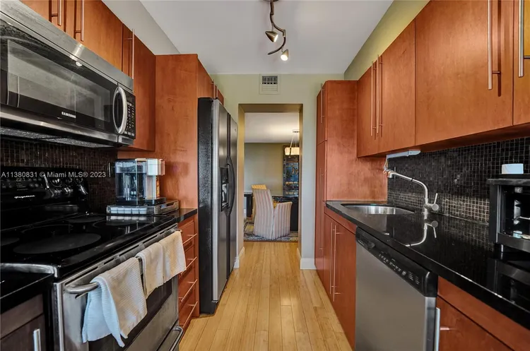 Biscayne Cove #1208 image #31