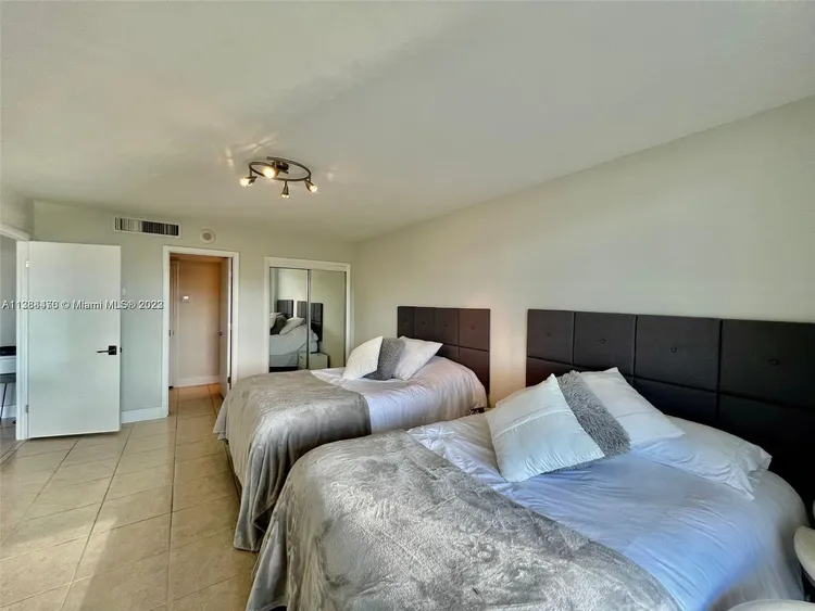 Oceanside Plaza #16W image #18