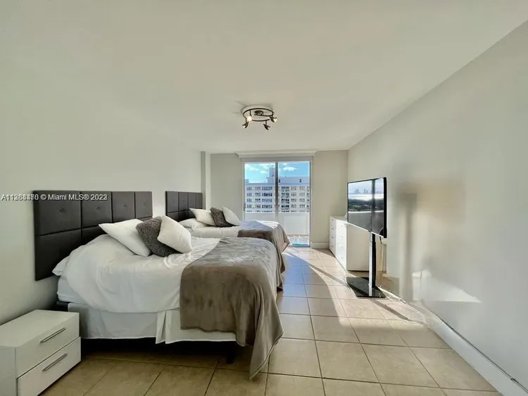 Oceanside Plaza #16W image #37