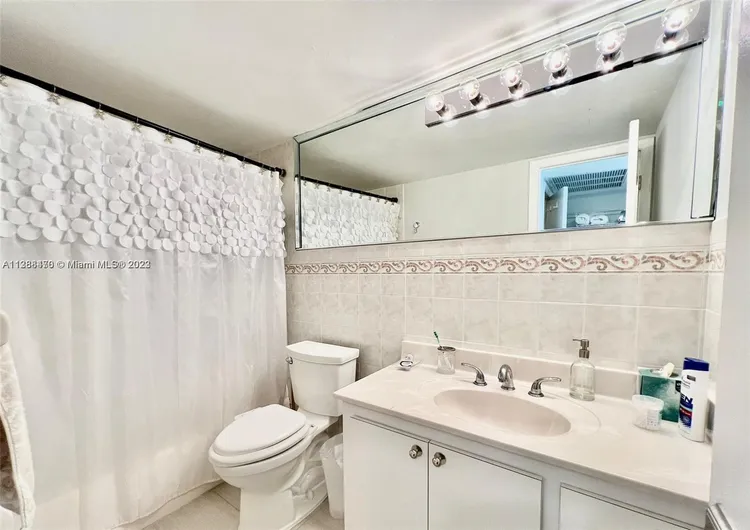 Oceanside Plaza #16W image #60