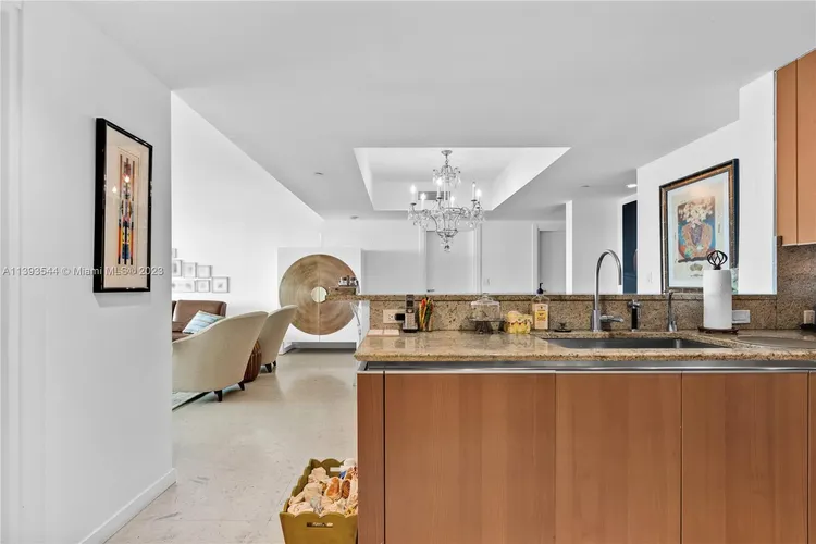 Grovenor House #1406 image #9