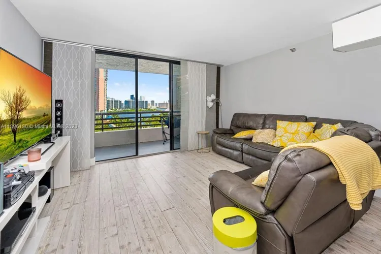 Parc Central South #1017 image #10