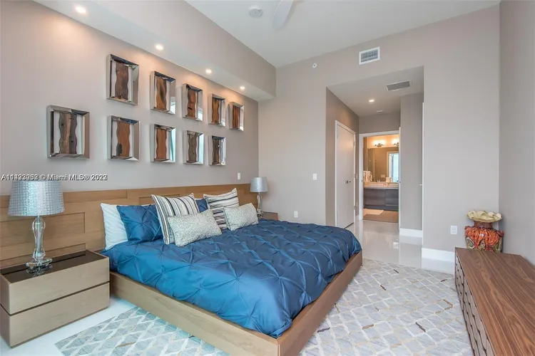 The Bond #4201 image #10